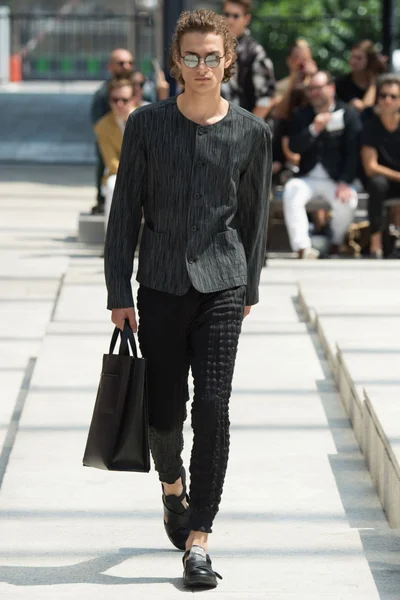 Look 16